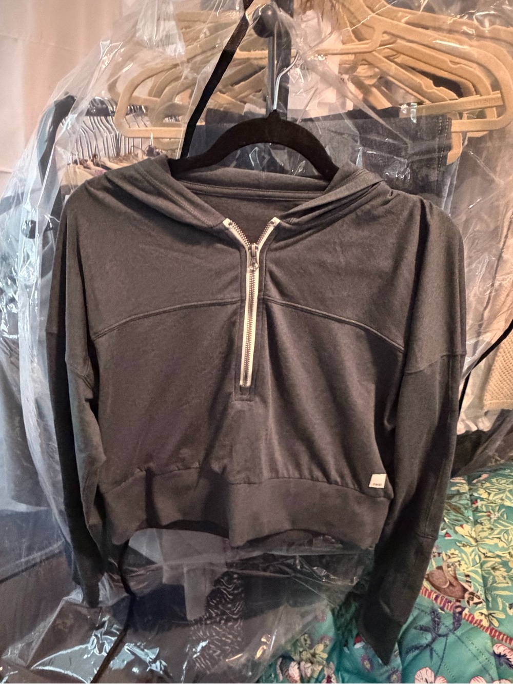 Vuori cropped half zip size XS